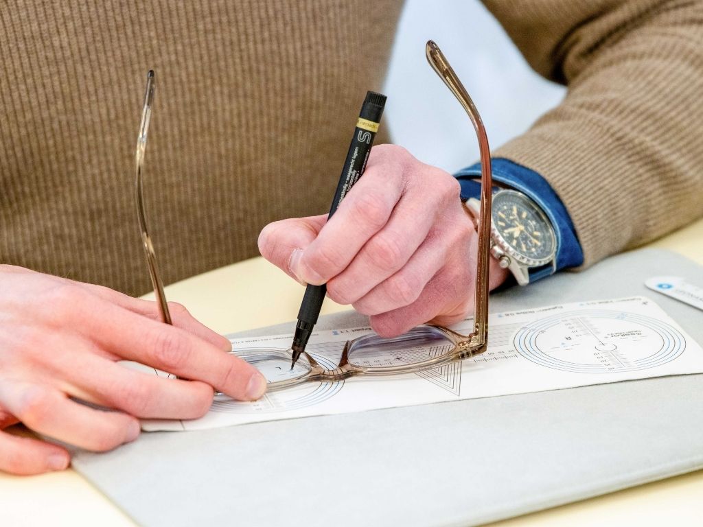 Szem&uuml;veglencse illeszt&eacute;s